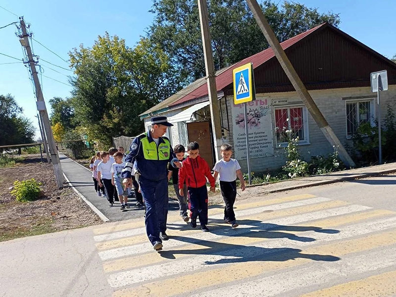 Сотрудники ГИБДД провели практическое занятие «Перехожу дорогу правильно».