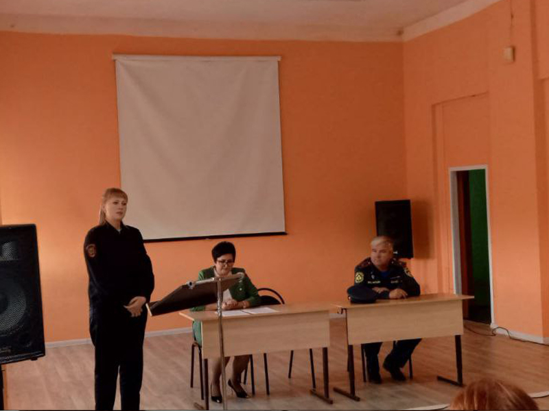 Инспектор ПДН провела беседу на школьном собрании..