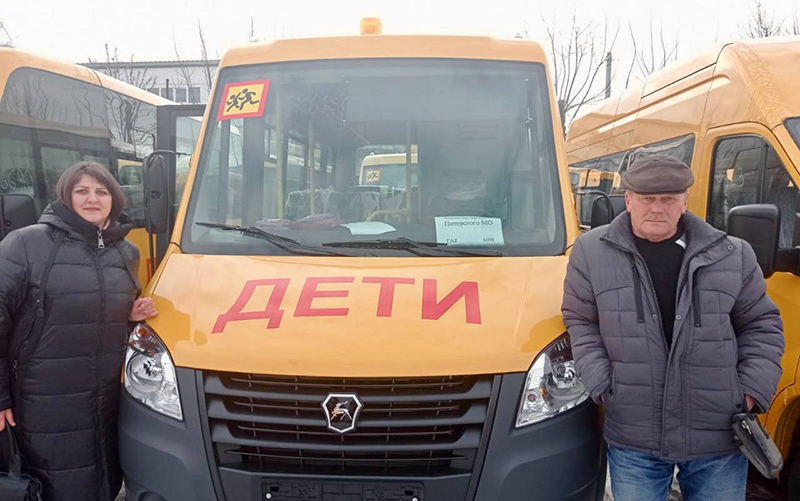 Два новых школьных автобуса отправились в Питерский район.