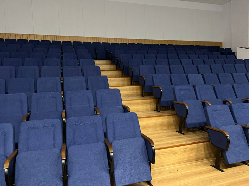 В рамках модернизации зрительного зала в Питерском Доме культуры были заменены 320 кресел.
