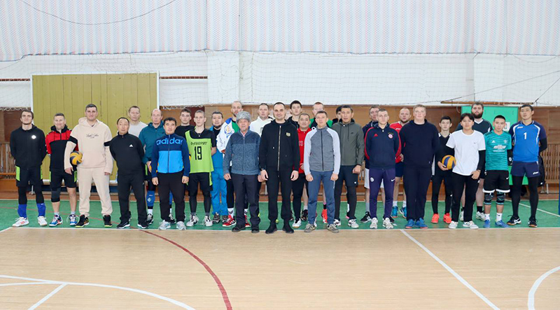 В Питерке состоялся II межрайонный турнир по волейболу среди мужчин, посвящённый памяти Михаила Исиналиева.