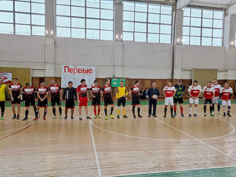 В праздничные дни в детско-юношеской спортивной школе села Питерка состоялся новогодний межрайонный турнир по мини-футболу среди мужских команд.