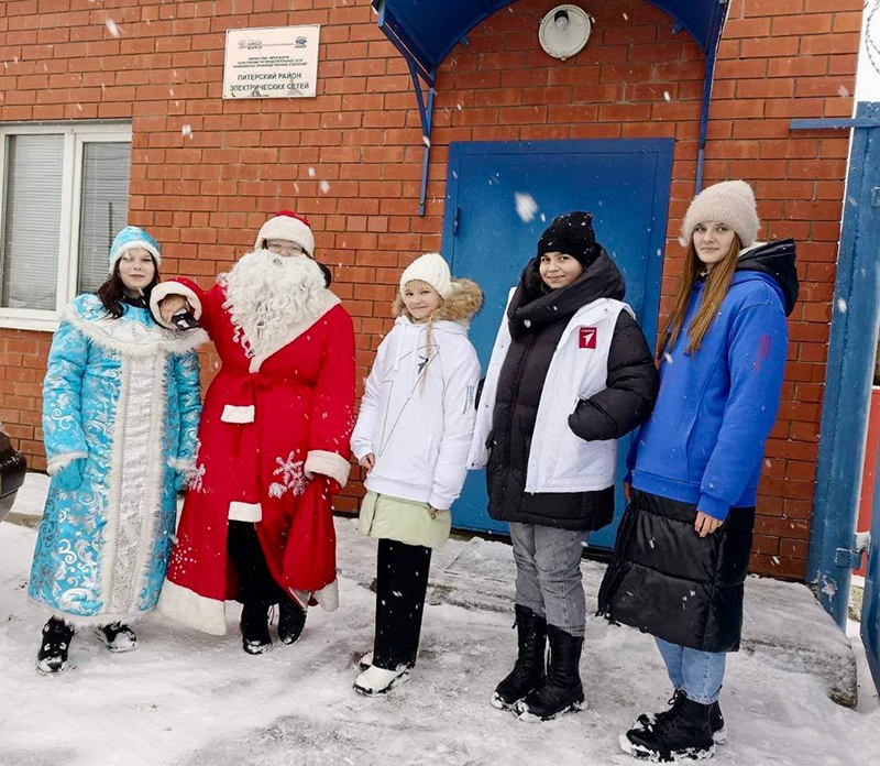 На протяжении зимних праздников Первые во всех районах Саратовской области дарили праздник тем, кто работал в новогодние дни или нёс службу в рамках акции «Российский детский Дед Мороз».