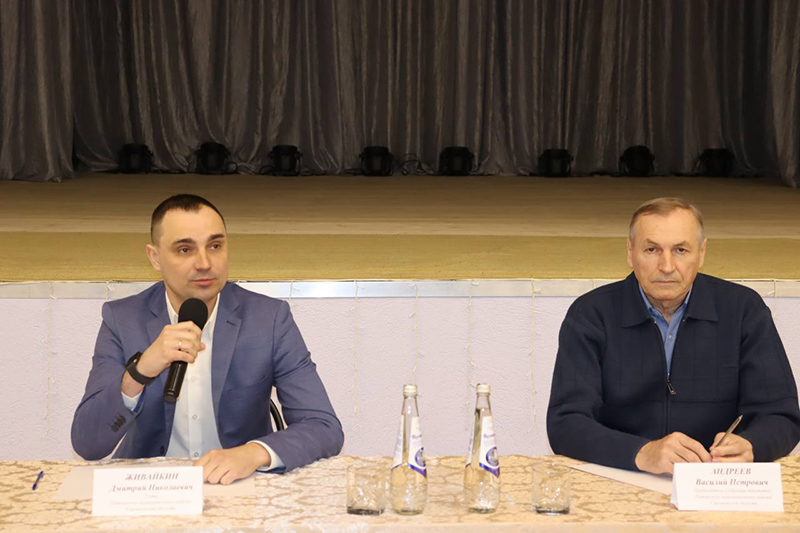 В Доме культуры состоялась встреча главы Питерского муниципального района Дмитрия Живайкина с жителями Питерки.
