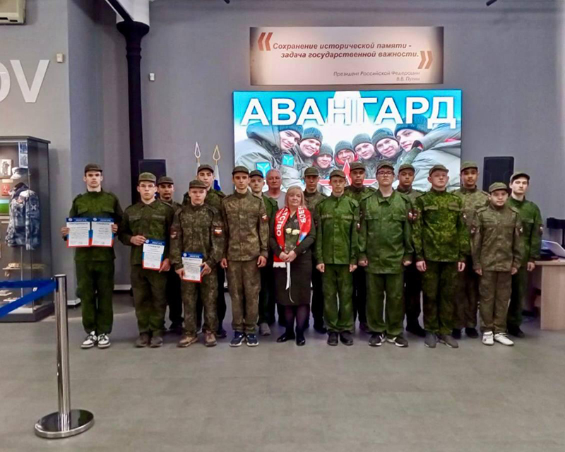 Школьники Питерского района приняли участие в учебных сборах для 10-х классов по «Основам начальной военной подготовки» на базе учебно-методического центра «Аванград».