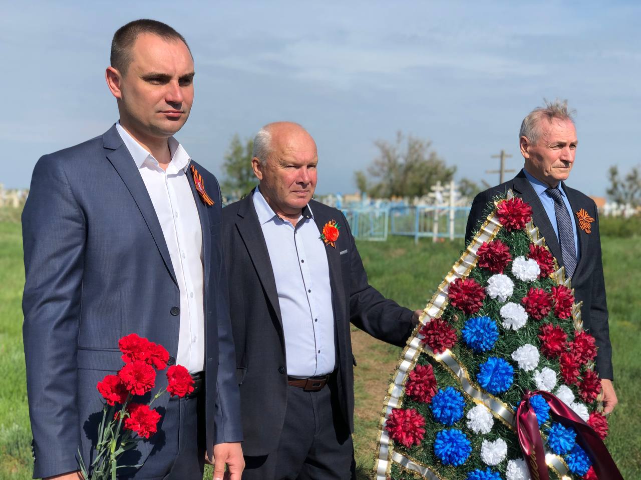 Накануне Дня Победы состоялась торжественно-траурная церемония возложения цветов и венков к воинскому захоронению в честь 80-й годовщины Победы в Великой Отечественной войне.