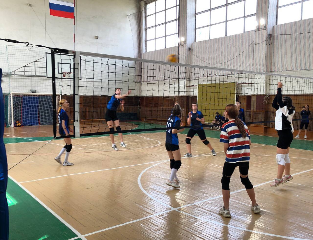 На базе детско-юношеской спортивной школы села Питерка прошли турниры по волейболу и футболу, посвященные Дню России.