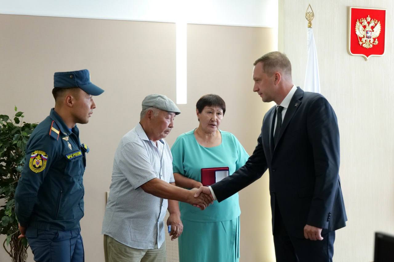 Роман Бусаргин передал Орден Мужества и почетный знак губернатора «За мужество и отвагу» близким нашего земляка, сотрудника МЧС России Жаслана Телеупова.