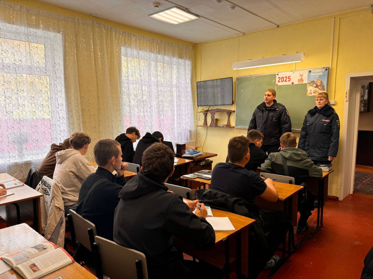 Полицейские провели профориентационную беседу со студентами агропромышленного лицея..