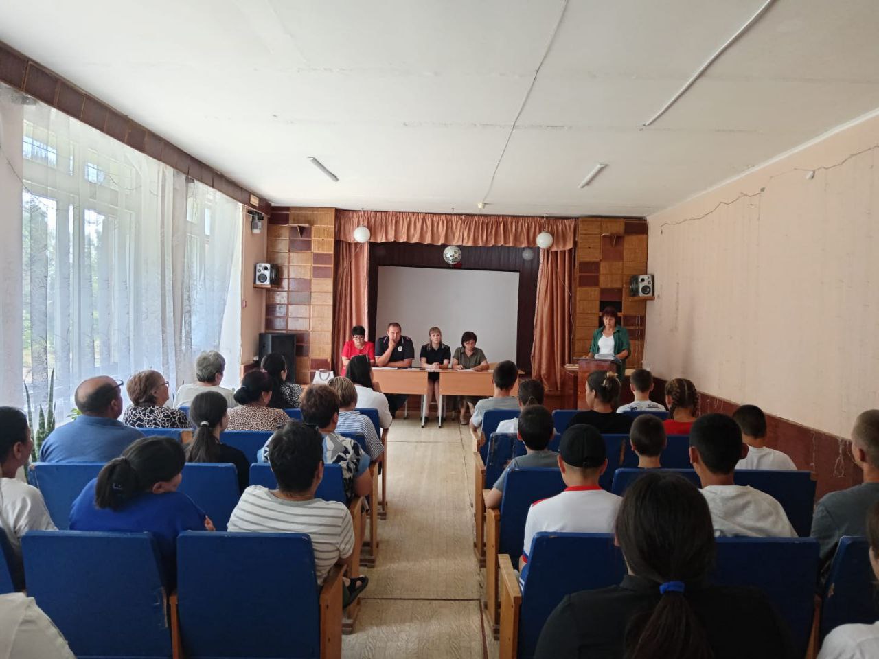 27 июля cотрудники полиции провели профилактические беседы в школах и на родительских собраниях.