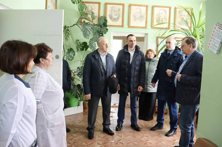 Питерский район с рабочим визитом посетил сенатор Российской Федерации Валерий Радаев.
